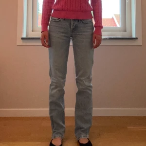 Lågmidjade raka jeans  - Så gulliga lågmidjade jeans i rak passform. Bra skick men eventuellt lite slitna där nere för de är lite för långa på mig. Så himla gullig passform men kommer aldrig till användning för mig. Jag säljer ett par likadana i svart också, kolla gärna in den annonsen också!