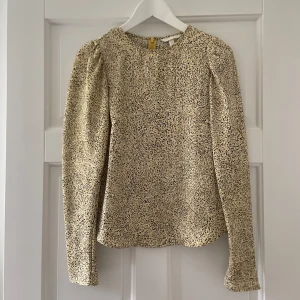 Säljer en superfin ljusgul mönstrad blus ifrån H&M med fina ärmar - Jättesnygg ljusgul mönstrad blus ifrån H&M i storlek s,i väldigt bra skick då den är knappt använd och den är perfekt nu till sommaren/hösten inför speciella tillställningar som midsommar, till olika middagar eller bara till vardagen🌸Den är i så bra material/kvalitet, är i 100% polyester så materialet känns lite som silke nästan, är så skön/sval, har en mycket bra passform, är unik och enkel att styla⭐️ Mönstret och färgen är superfin plus att puffärmarna är super fina👍🏻Skriv om funderingar😊