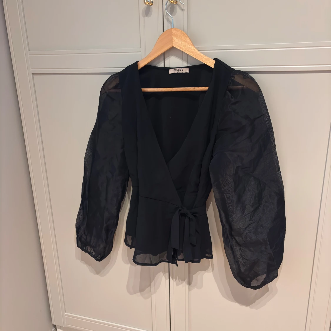 Svart blus från Pieces 