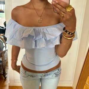 Offshoulder volangtopp  - Såå snygg blå offshoulder volangtopp! Jag är 168 och det är mina bilder, köp via köp nu direkt eller Swish, kvar tills markerad som såld 🥰