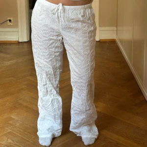 Broderie anglaise trousers - Söta luftiga byxor från Bik Bok med justerbar midja. Använda 1 gång. Finns liten fläck längst ner baksida häl där marken tar emot som knappta syns, se sista bild.