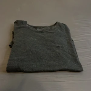 Svart t-shirt från Hugo Boss - En stilren svart t-shirt från Hugo Boss med diskret logga på bröstet. Klassisk rund halsringning och korta ärmar. Tillverkad i mjuk bomull som känns skön mot huden. Perfekt för dig som gillar enkel och clean stil.