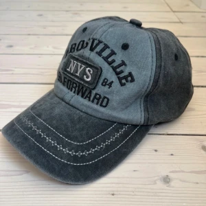 Grå retro keps - Snygg retro baseballkeps i distressed stil med broderat NYS-motiv och dekorsöm på skärmen!! Totalt nyskick!!👍👍💞