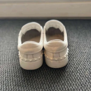 Valentino Opens vit/svart( tar byten bl.a) - Tjena! Säljer ett par riktigt feta och stilrena Valentino opens, laceless modell! De är en ovanlig modell, har inte sett någon med de här skorna! Byten kan vara intressant!    Storlek 40 men passar lite  mindre och större för den delen! Solljuset gör så att de ser mer creasade ut än vad de är! Skriv gärna om du har någon fråga eller liknande!👍🏼Äkta såklart!