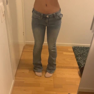 Ljusblåa bootcut true religion - As snygga true religions som jag säljer då de är för stora för mig. Generellt bra skick, dock lite slitningar vid hälen (syns på sista bilden). Priset kan diskuteras!