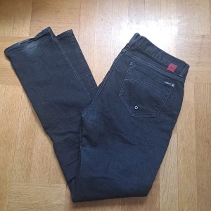Svarta jeans från Roxy - Svarta jeans från Roxy. Lågmidjade och mer raka ben. Lite nött vid benen (se bilder) 🩷😊 pris är diskuterbart 