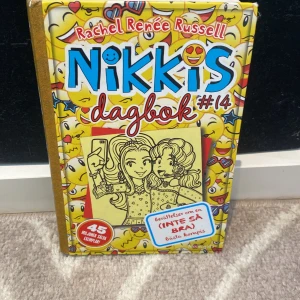 Nikkis dagbok #14: Berättelser om en (inte så bra) bästa kompis - Följ Nikki och hennes vänner i en färgglad, rolig och illustrerad dagbok fylld av pinsamma situationer, vänskapsdrama och sociala medier-kaos. Perfekt för dig som gillar humor, serier och vardagsäventyr!