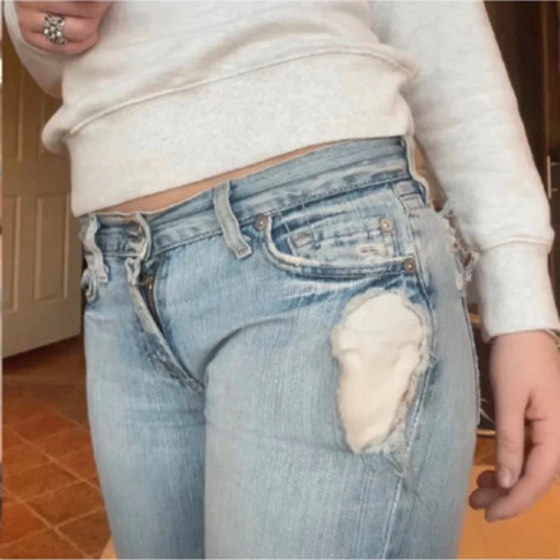 Ljusblå bootcut jeans med slitningar - 2