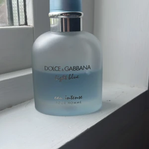 Dolce & Gabbana Light Blue Intense - Fräsch parfym för killar, Dolce & Gabbana Light Blue Eau Intense Pour Homme. Flaskan är matt glas med blått innehåll och silverdetaljer, stilren och modern design. Perfekt för dig som gillar fräscha och marina dofter. 55 ml kvar i flaskan