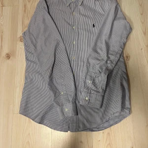 Randig skjorta från Ralph Lauren - Snygg Ralph Lauren skjorta. Knappt använd. Strl M. Skicka pm vid funderingar.🙌