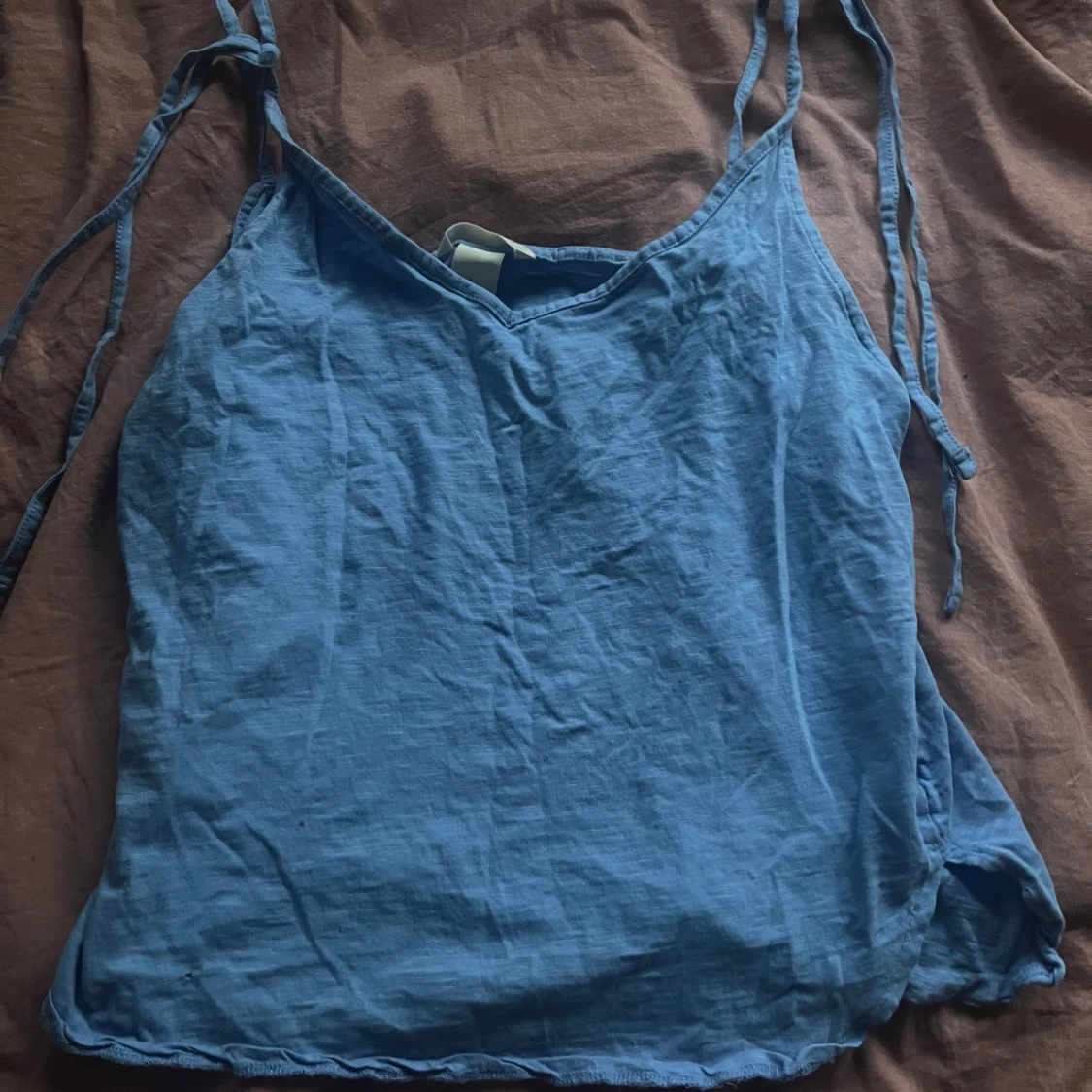 Blå linnetopp med knytband