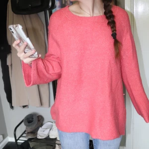 Oversized rosa stickad tröja - Mysig oversized stickad tröja i en härlig rosa färg. Tröjan har rund halsringning, långa ärmar med lätt utsvängd/rak passform och en avslappnad siluett. Perfekt att slänga på sig inför svalare sommarkväll. Står ej storlek!