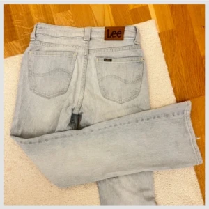 Lee jeans bootcut  - Bootcut lee jeans midjemått :35cm (men stretchiga) innerbenslängd: 76cm har inga bilder med dem på då dem är för små på mej:)