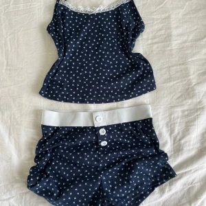 Super söt pyjamas - Supersöt mörkblå linnetopp med vita blommor på. Aldrig använd, fin i skick, pris kan diskuteras vid snabb affär🩷