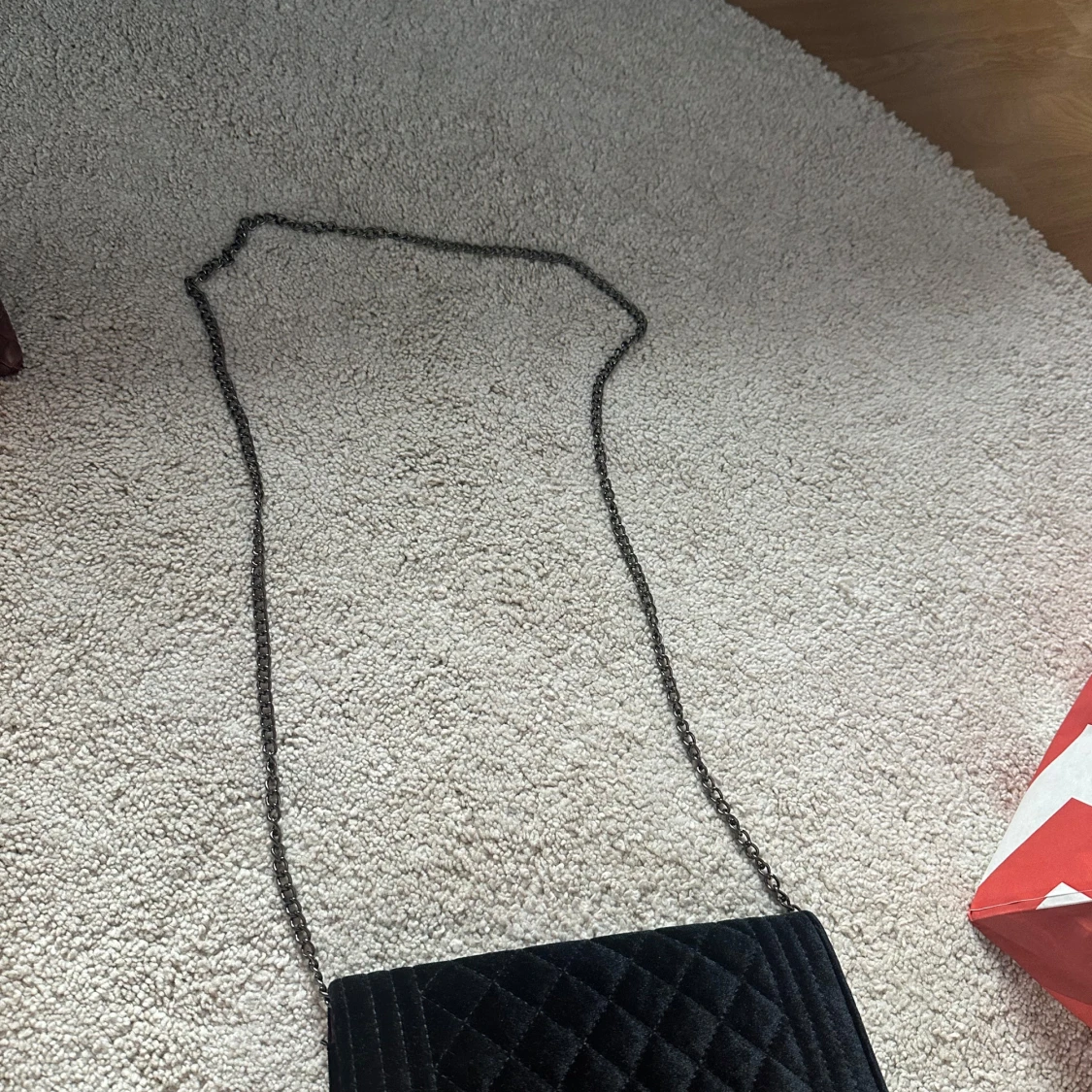 Svart quiltad axelväska i sammet - 2