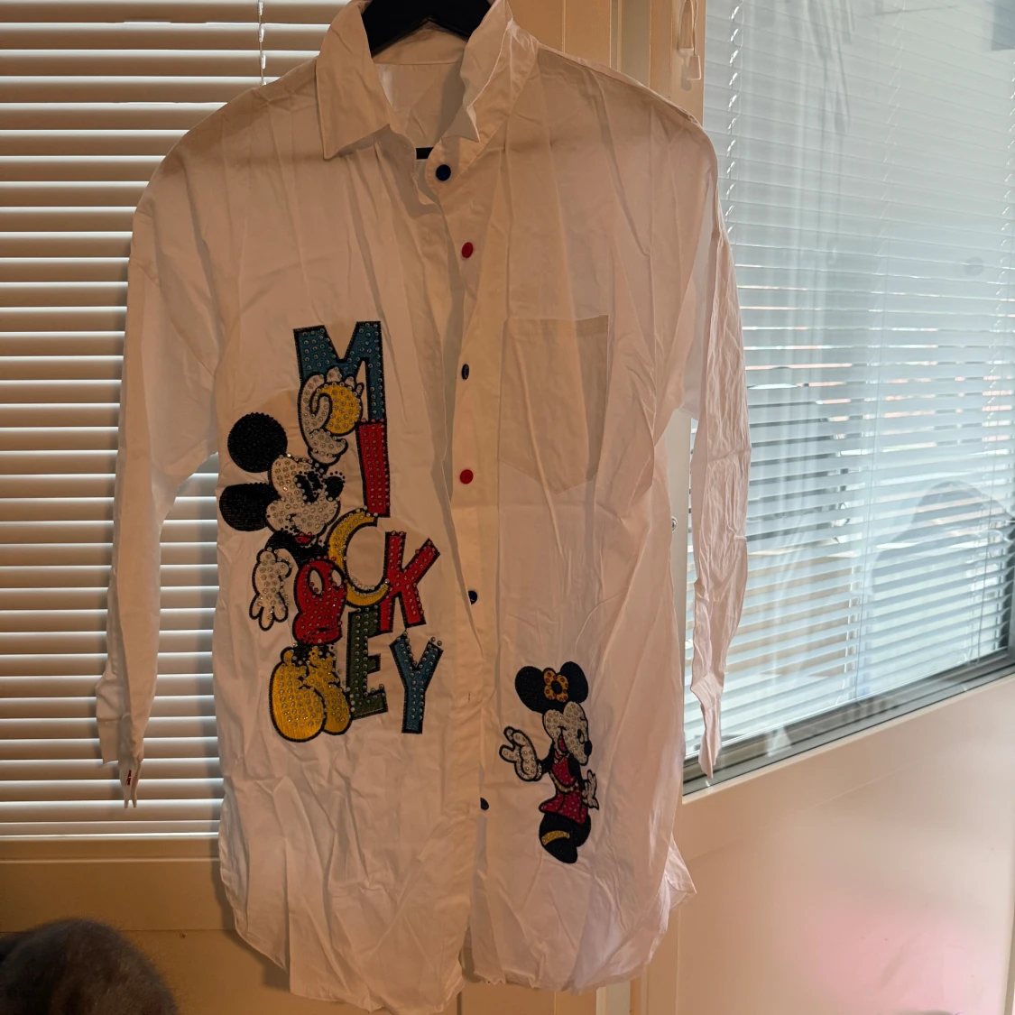 Vit skjorta med Mickey & Minnie Mouse tryck 