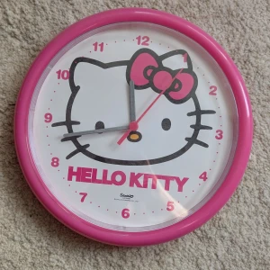 Hello kitty klocka - Batteridriven hello kitty väggklocka, bra skick, funktionell