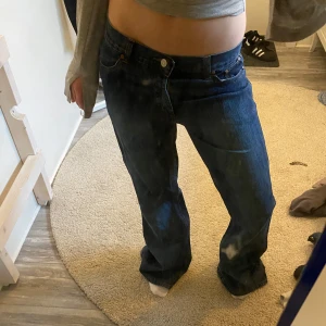 Utsvängda/ bootcut Jeans - Säljer dessa jeans från märket ”all saints” som jag thriftat. Säljer pga dem är för stora på mig. Jättefint skick. Stor strl 29 men skulle säga kanske S om man inte vill ha dem lite baggy som jag har. Innerbenslängden: 78cm. Ytterbenslängd: 106cm. Midjemått mätt rakt över midjan (platt): 40.5cm. Skriv för fler bilder o frågor osv. Pris går typ alltid att diskutera, kolla mina andra annonser också!😇🙌