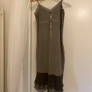 Grå vintage klänning med volang - Säljer en grå klänning med volang nertill och knappar i mitten. Jättefint skick. Tidigare köpt på Sellpy. Står ej storlek men skulle säga xs/ s. Skriv för fler frågor eller bilder på osv! Kolla även in de andra i min profil, pris går typ alltid att diskutera!😇🙌
