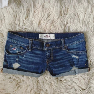 HOLLISTER mörkblåa lågmidjade jeanshorys - så sinnesjukt snygga och sköna!! Midja rakt över: ca 39,5 cm+ stretch💞 Första bild lånad