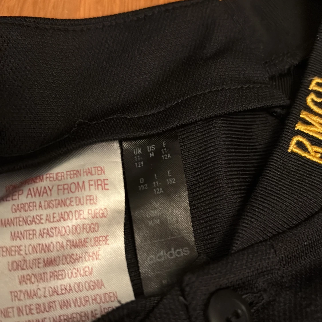 Real Madrid svart guld fotbolls set med tröja shorts och strumpor 152  - 2