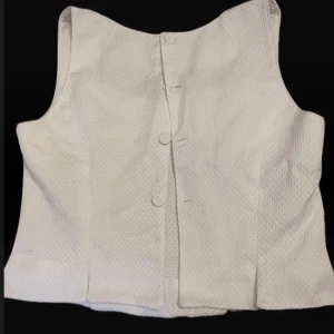 Vintage top - Äkta vintage top köpt på 90-talet! En vit väst med diskret strukturmönster och knäppning framtill. 