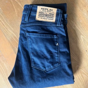 Replay jeans - Säljer dessa snygga blå Replay andbass jeansen insulin fit modell. Storlek 30/32 och dem är i fint skick.