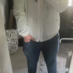 Vit vindjacka från Moncler - Jag hatar denna jackan. Snälla köp den jag använder den inte. Jag har haft på mig den typ 2ggr inget mer och inga skador på pisset! Köp den bara. Den är som M men står 3