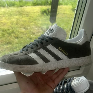 Adidas gazelle  - Feta ljus gråa gazelle. Skick 9/10✅storlek 40. Skriv gärna vid minsta lilla fundering över pris osv.