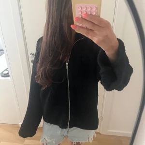 Svart stickad kofta med dragkedja - Svart stickad kofta, med dragkedja i stolek S