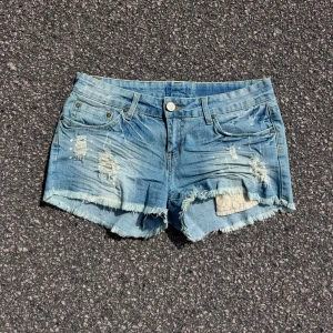 Lågmidjade jeans shorts  - Väldigt snygga shorts som tyvärr inte passar mig och har därför ingen bild på! Midjemått tvärsöver:41cm Midjehöjd: 20cm💕