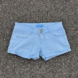Lågmidjade jeans shorts  - Väldigt snygga shorts som tyvärr inte passar mig och har därför ingen bild på! Midjemått tvärsöver: 40cm  Midjehöjd:19cm💕