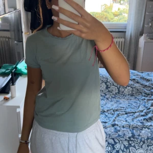 Tshirt - Grön Tshirt, passar även S