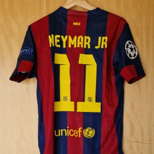 Neymar Jr fotbollströja Barcelona 14-15 - Neymar Jr Barcelona repIika fotbollströja 14-15. Helt ny med tag. Storlek: Small