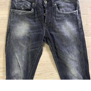 Dondup George  - Nu säljer jag min grå/svarta dondup George i storlek 30. Dem är i toppskick utan några tydliga tecken på användning.                                              Det är bara att skriva om det är någon fråga.  Priset är ej hugget i sten