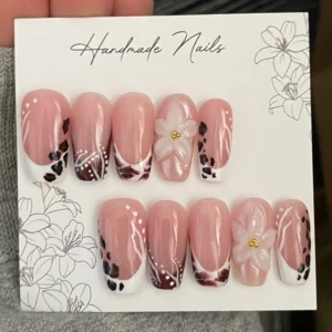 Press on nails - Press on nails med leopardmönster och 3D blommor. Klisterlappar, fil, pusher och desinfektions lappar följer med!☺️