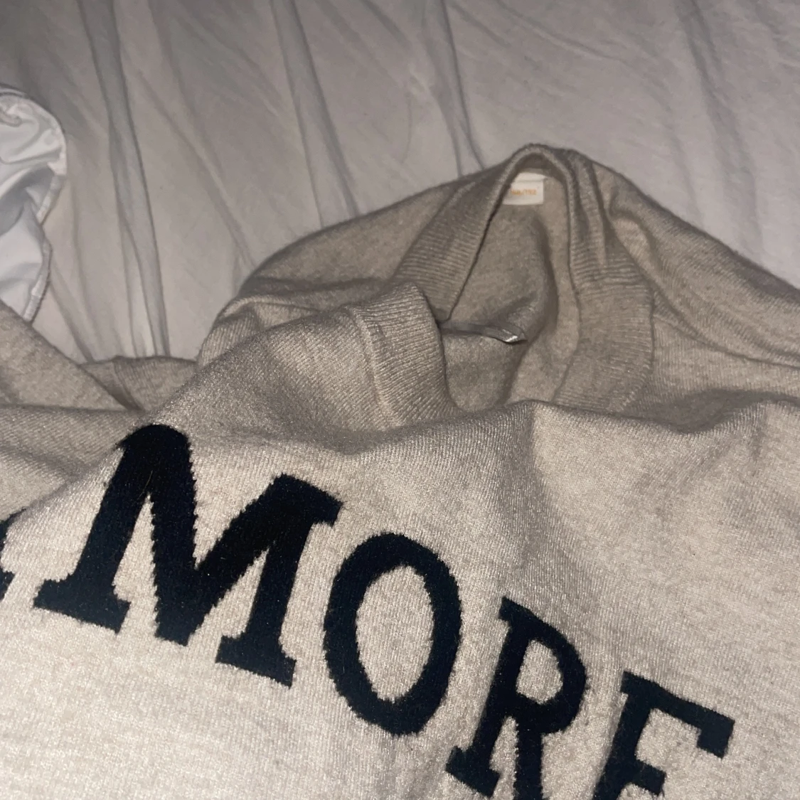 Beige stickad tröja med svart text Gina Tricot - 2