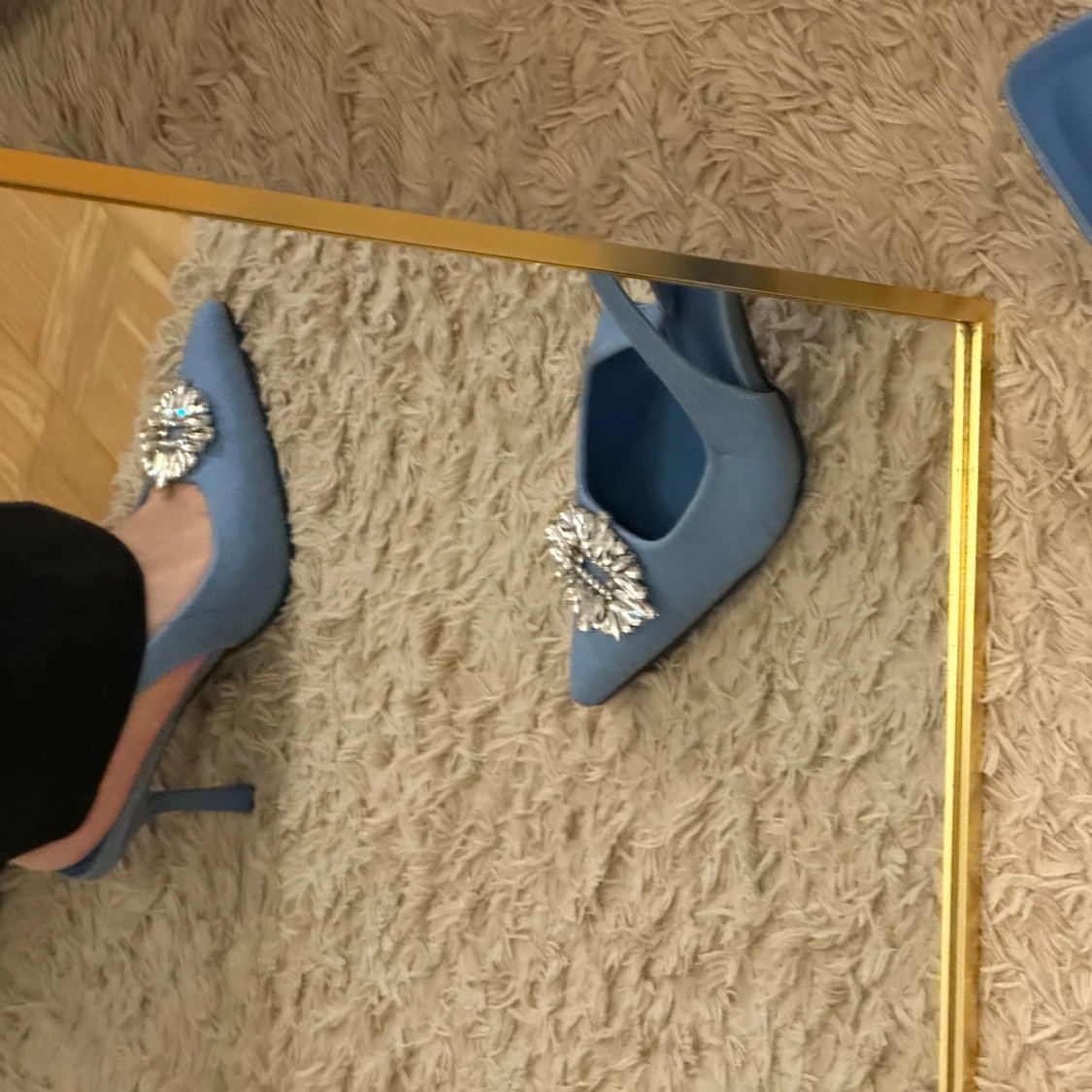 Blå pumps med strassdetalj - 4