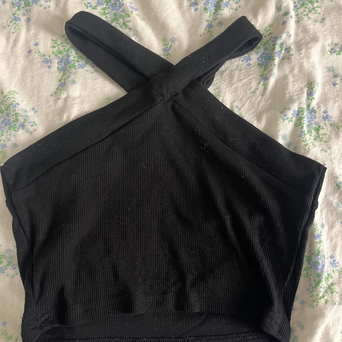 Svart croppad topp från SHEIN - 1