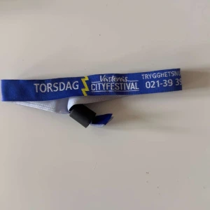  festivalarmband Västerås Torsdag - Torsdags band Västerås Cityfestival                                       Pris kan diskuteras vid snabb affär, Hämtas i Västerås! 