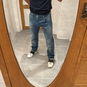 Replay jeans  - Ett par snygga jeans från Replay i storlek W34 L32 i modellen Anbbas 