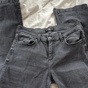 Svarta bootcut jeans från LTB - LTB svarta ”fallon” bootcut jeans i storlek W28 L30. Dessa är använda men i bra skick! Jag sträcker mig inte efter dom men det kanske är någon annan som gör de🌸 köpte dom för 799kr på hemsidan och säljer dom nu för 550kr! Hör av dig om du har nån fundering! 