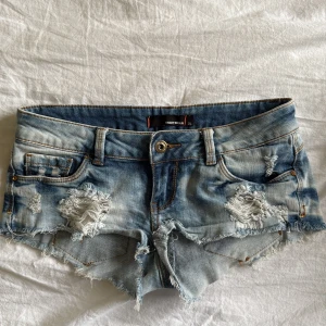 Lowwaist jeansshorts Tally Weijl - Superfina low waist jeansshorts. Köpte här på Plick men säljer igen eftersom att de var för små för mig. Bra skick, jag har inte använt de alls💓