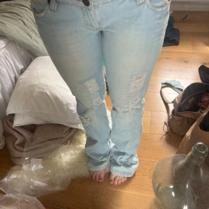 Ljusblå bootcut jeans  - Ascoola ljusblå bootcut jeans från märket Soviet. Osäker vilken storlek det är. Det står 14L i byxorna men vet ej vad det motsvarar. Jag är 165 för referens. Skriv om ni har frågor om mått osv!🤗