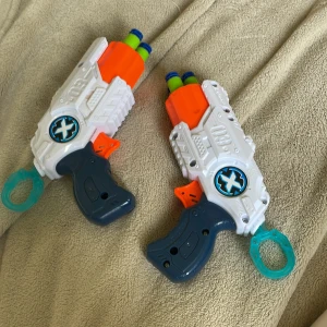 Nerf guns  - Två stycken nerf guns med sex tillhörande skott. Mycket roligt och enkelt att använda. Ett skott har tyvärr tappat sin gummiplupp längst fram, men det har inte märkts någonting när man skjuter! 🫶