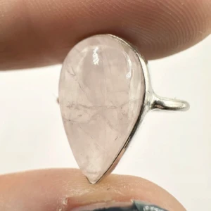 Ny handgjord silverring med droppformad äkta rosenkvarts - ädelsten för kärlek & inre ro -  Handgjord ring med droppformad rosenkvarts infattad i silverpläterad metall. En vacker symbol för självomsorg, kärlek och inre lugn. Helt ny och oanvänd. Storlek ca 16,5 mm. Jag prutar inte – priset är redan lågt, men jag erbjuder bundlerabatt. Rensar smyckesskrinet – kika gärna på mina andra annonser också!  ⸻