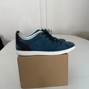 Louis vuitton fuselage low trainers (Äkthetsintyg finns)  - Stilrena och väldigt unika mockasneakers från Louis vuitton i storlek 9uk/43EU. Använda 3 gånger under ett halvårs tid. Jag kan tvätta av smuts på sulan men annars är de helt felfria. Box och kvitto kommer tyvärr inte med men nya snören tillkommer. Kan även tänka mig att byta mot blåa Loro Piana summer walks i storlek 43/44 i bra skick! 