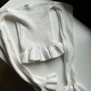Ny vit ribbad offshoulder topp - Aldrig använd 