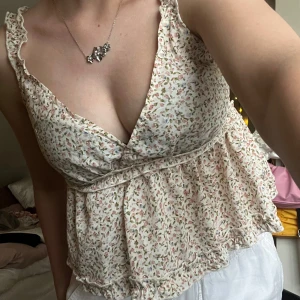 Somrig topp - Supersöt sommartopp med blom mönster i bra skick, storlek M men sitter bra på mig som har XS/S