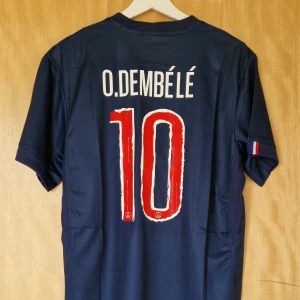 Ousmane Dembélé fotbollströja PSG 25-26 - Ousmane Dembélé PSG repIika fotbollströja 25-26. Helt ny med tag. Storlek: Small